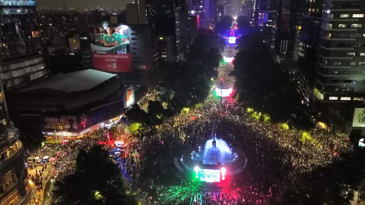 Aficionados de la Selección Mexicana en el Ángel de la Independencia