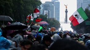 Aficionados de la Selección Mexicana arriban al Ángel de la Independencia.