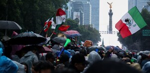 Aficionados de la Selección Mexicana arriban al Ángel de la Independencia.