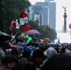 Aficionados de la Selección Mexicana arriban al Ángel de la Independencia.