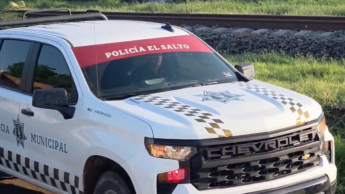 Fuerte movilización policial en El Salto tras el macabro hallazgo de un joven sin vida, atado de manos y oculto en un contenedor. Detalles aquí.