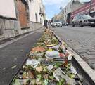 basura acumulada en una alcantarilla en una calle del centro de puebla