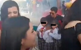 Padres de familia resguardando a graduados de kínder en Torreón.