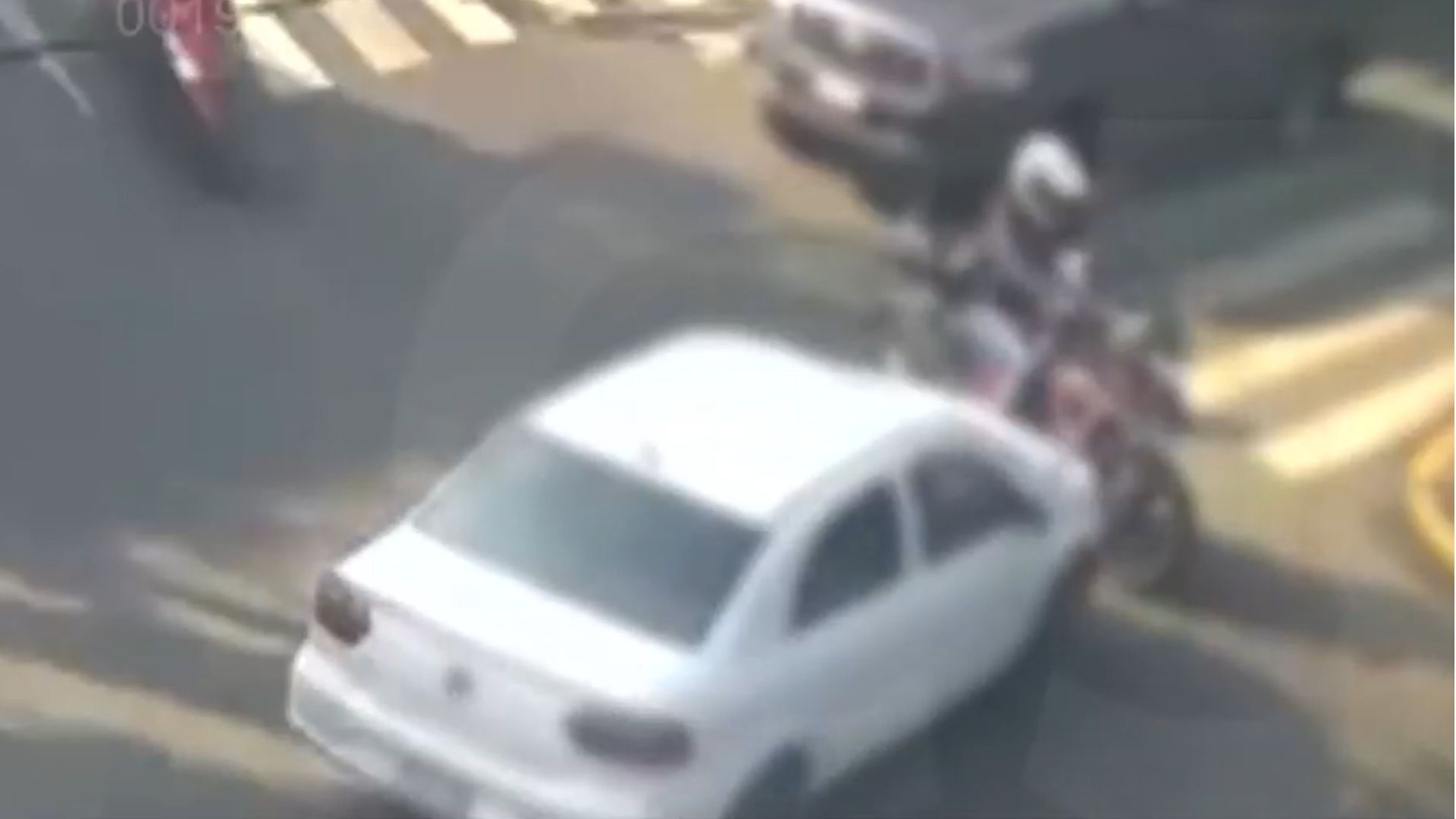 Conductor atropella motociclista en Xochimilco y huye. Cámaras C5 lo rastrean. Presunto responsable detenido y puesto a disposición del ministerio público.
