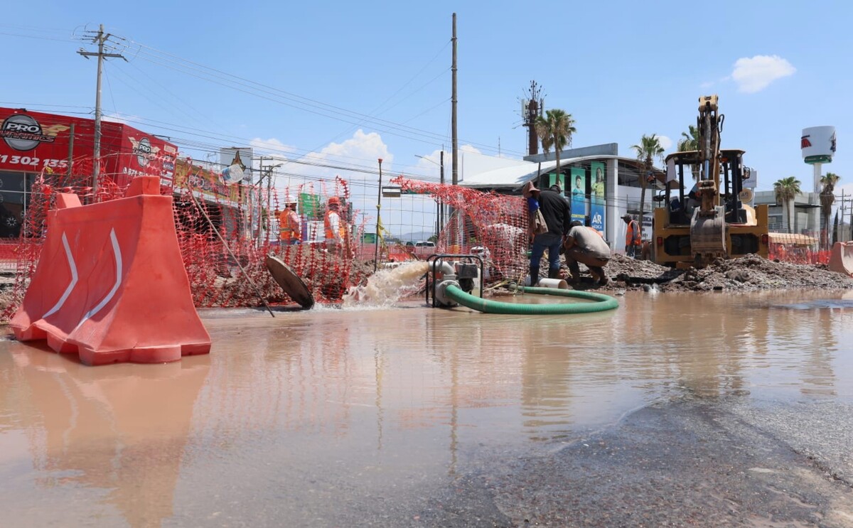 Trabajadores de Simas reparando una fuga de agua en el Sistema Vial Abastos-Independencia.