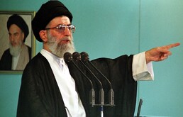 El ayatolá Ali Jamenei, líder supremo de Irán, habla durante las oraciones del viernes en la Universidad de Teherán, el 30 de julio de 1999.