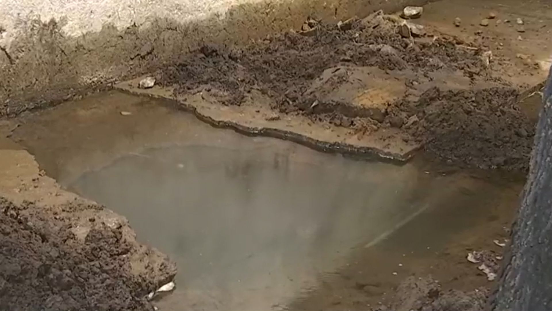 Mil litros de agua se pierden cada hora en Azcapotzalco por fuga olvidada. Vecinos de San Pedro, Xalpa,  exigen reparación urgente ante crisis de abastecimiento