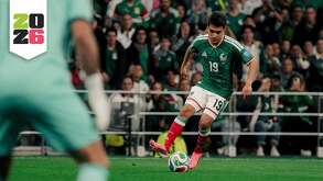 Gilberto Mora jugando fútbol en la cancha con el uniforme de la selección mexicana