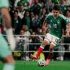Gilberto Mora jugando fútbol en la cancha con el uniforme de la selección mexicana