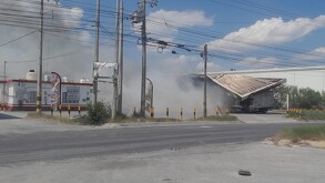 Dos personas resultaron con quemaduras de gravedad tras el incendio de un camión de carga mientras era abastecido de gas en una estación de Apodaca.