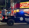 Policía de Monterrey frente a un oxxo