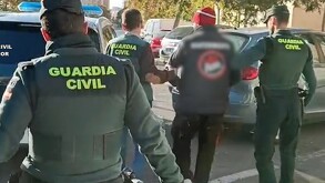 Una foto de las Guardia Civil de Alicante cuando detienen al hombre pedófilo