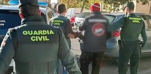 Una foto de las Guardia Civil de Alicante cuando detienen al hombre pedófilo
