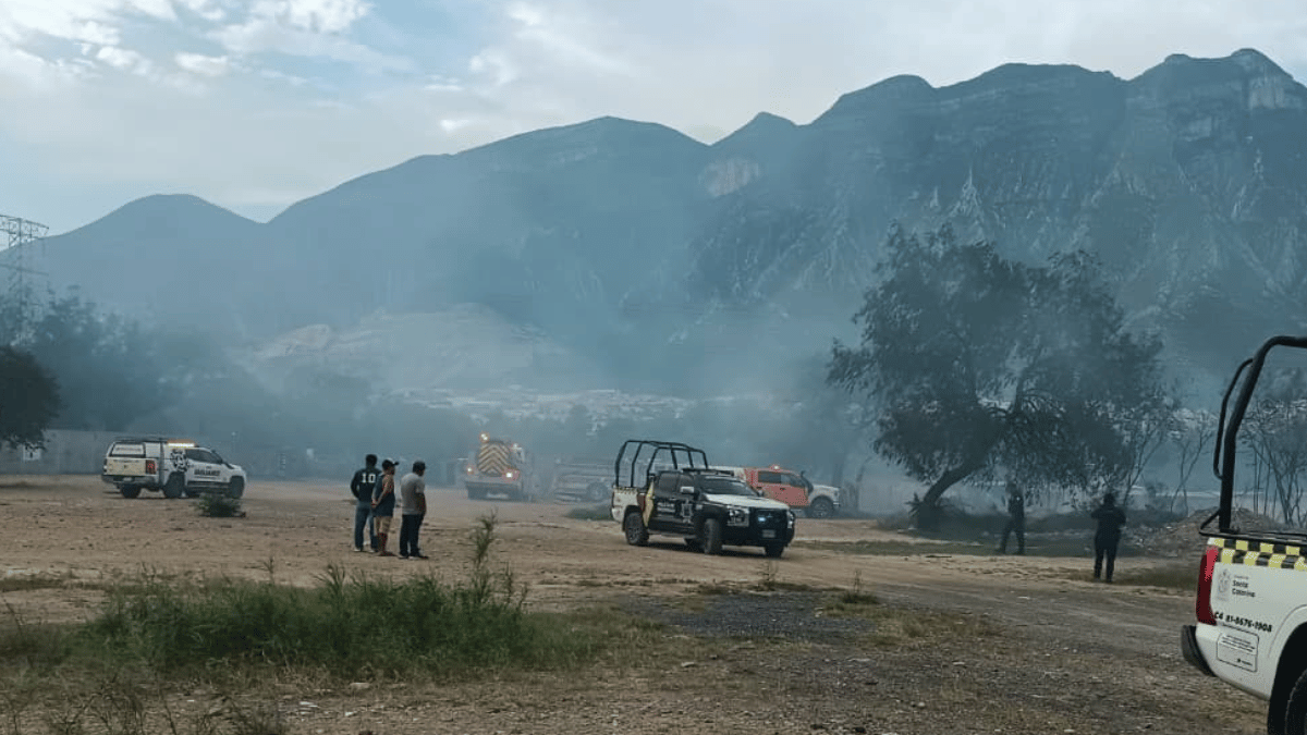Un fuerte incendio provocado por una veladora destruyó 17 tejabanes cerca del Arroyo el Obispo, en Santa Catarina. Cuerpos de auxilio sofocaron el fuego.