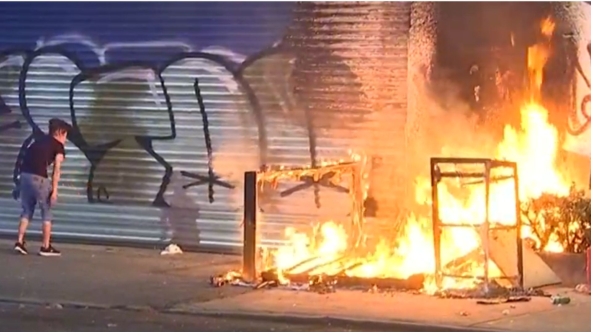 Mujer intenta apagar incendio en tiradero clandestino de colonia Doctores. Bomberos sofocaron fuego en casuchas.