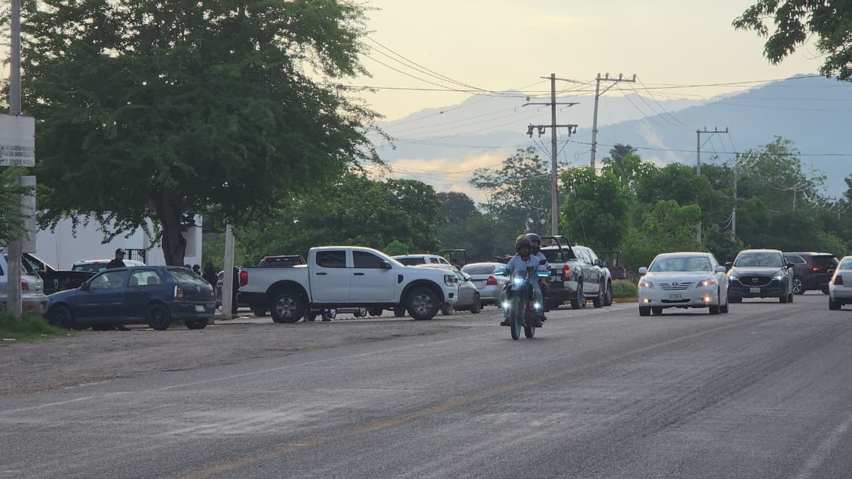 Fiscalía de Desaparecidos interviene la policía de Puerto Vallarta y detiene a una oficial por presunto caso de desaparición forzada.