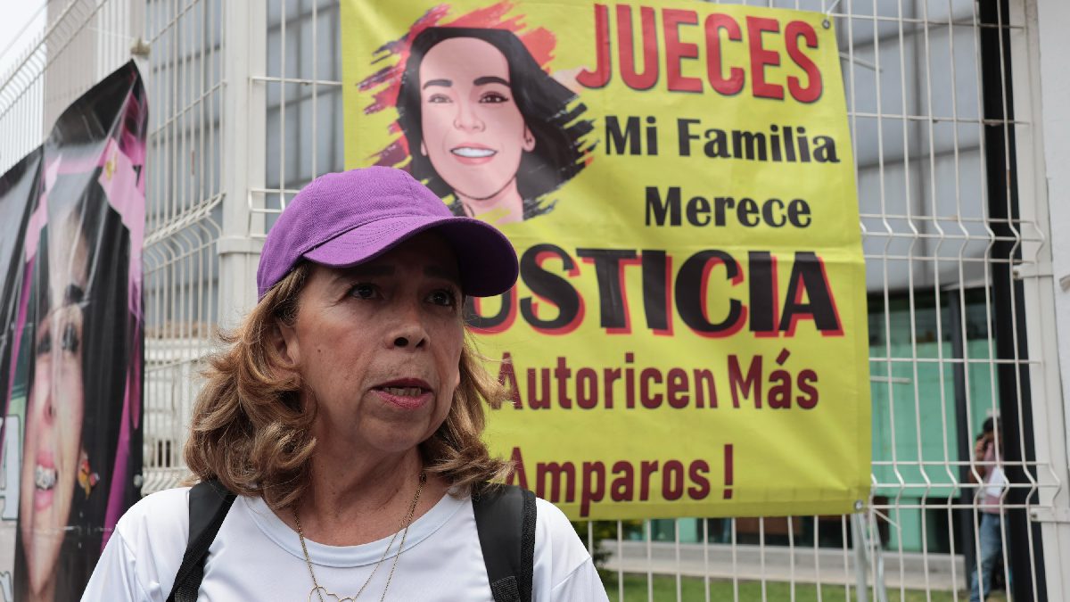 Mujeres se manifiestan afuera de casa de justicia de Puebla por juicio de Paulina Camargo.