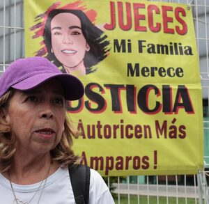 Mujeres se manifiestan afuera de casa de justicia de Puebla por juicio de Paulina Camargo.