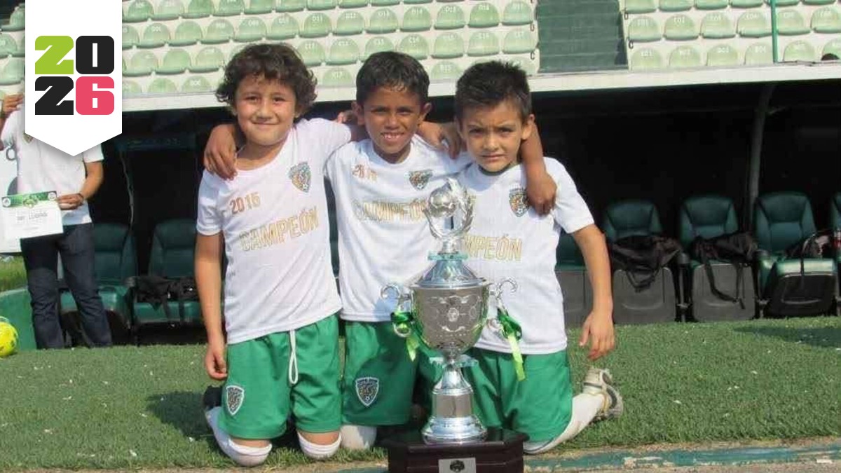 Conoce la historia de Gilberto 'El Bombero' Mora, la joven promesa de 17 años de la Selección Mexicana que brilla en el Mundial 2026 y sus raíces en Chiapas.