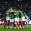 jugadores de la selección mexicana abrazados en medio de la cancha