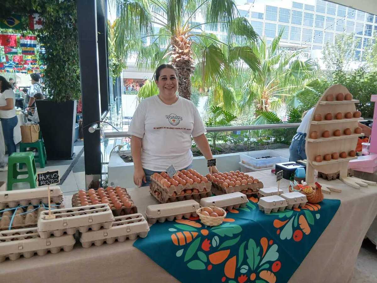 Una foto de una de las mujeres que conforman el grupo productor de huevo rojo