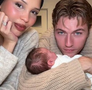 Nara Smith influencer y creadora de contenido confirmó por medio de sus redes sociales que su hija de 2 años fue diagnosticada con cáncer.