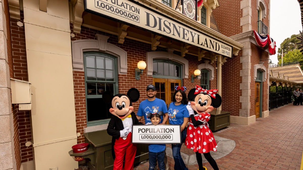 Disneyland Resort alcanzó un nuevo récord al recibir a su visitante número mil millones durante la celebración por su 70 aniversario.