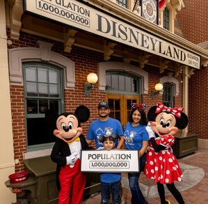 Disneyland Resort alcanzó un nuevo récord al recibir a su visitante número mil millones durante la celebración por su 70 aniversario.