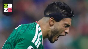 Fotografía de Raúl Jiménez con su diadema en la cabeza