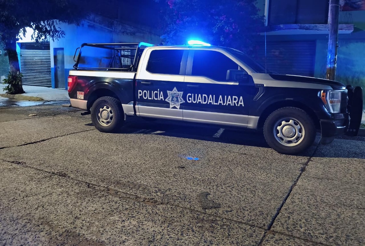 Un hombre de 27 años quedó inconsciente y en estado grave tras ser golpeado en la colonia Moderna de Guadalajara. Minutos antes había vandalizado varios coches.