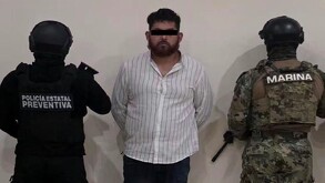 El sujeto portaba un arma de fuego y dosis de sustancias con características similares a marihuana, cristal y piedra / Cortesía FGE Puebla