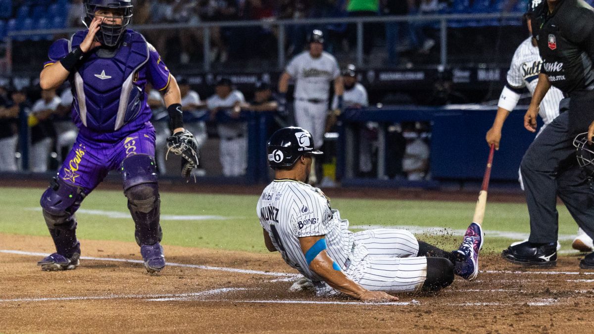Jugador de Sultanes de Monterrey haciendo una barrida ante uno de Dorados.