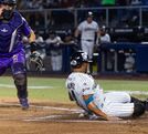 Jugador de Sultanes de Monterrey haciendo una barrida ante uno de Dorados.