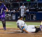 Jugador de Sultanes de Monterrey haciendo una barrida ante uno de Dorados.