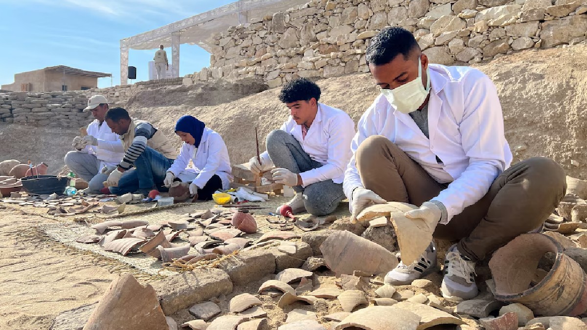 Arqueólogos del Ministerio de Turismo y Antigüedades desentierran piezas con el personal de la misión de Zahi Hawass, en la orilla del Nilo en Luxor, Egipto