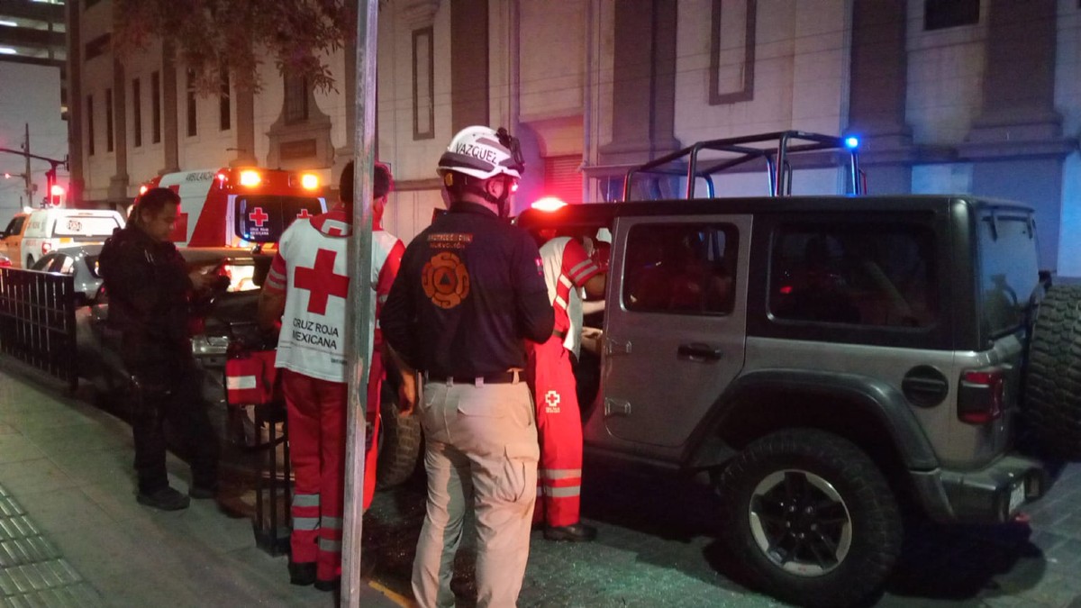 Un conductor perdió el control de su camioneta, atravesó una rotonda y derribó dos postes y varios árboles tras un aparatoso accidente en Monterrey.