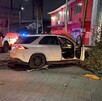 Un conductor perdió el control de su camioneta, atravesó una rotonda y derribó dos postes y varios árboles tras un aparatoso accidente en Monterrey.