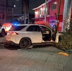 Un conductor perdió el control de su camioneta, atravesó una rotonda y derribó dos postes y varios árboles tras un aparatoso accidente en Monterrey.