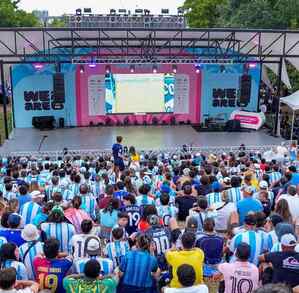 Aficionados de Argentina en Miami, Florida disfrutando del partido de su selección ante Cabo Verde en los 16vos de Final del Mundial 2026.