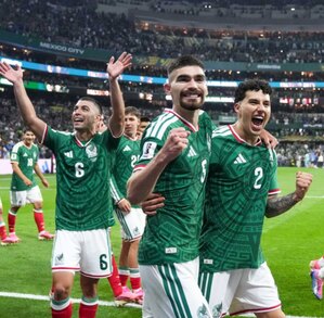 Jugadores de México celebrando el pase a Octavos de Final en el Mundial 2026.