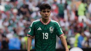 Gilberto Mora con la camisa de la selección mexicana de fútbol
