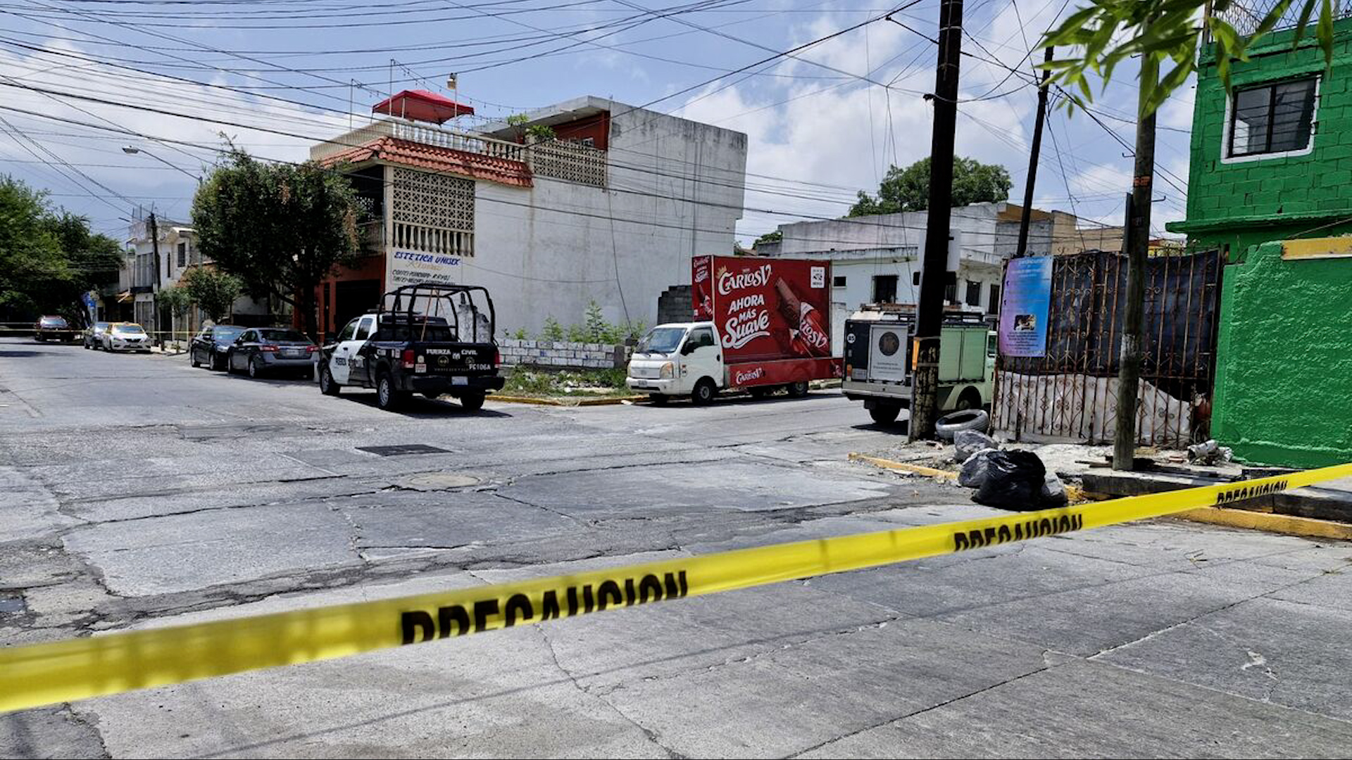 Hombre de 35-40 años hallado sin vida en Monterrey sin signos de violencia. Vecinos sorprendidos. Autoridades investigan muerte presuntamente natural.