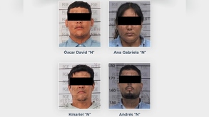 tres hombres y una mujer detenidos con los ojos cubiertos