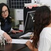 Exfuncionaria de Michoacán María Elena ‘N’ vista de espaldas firmando papeles ante trabajadora de la Fiscalía