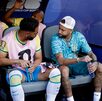 Matheus Cunha tomando agua junto a Neymar Jr. en el banquillo de la Selección de Brasil en el Mundial 2026.