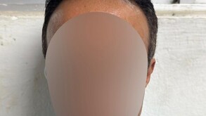 Hombre con la cara censurada y playera azul