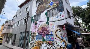 Los artistas coreanos Namoo y Ryan plasman un mural en la colonia Americana de Guadalajara como símbolo de hermandad y agradecimiento tras la Copa del Mundo.