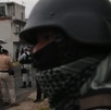 un agente de la guardia nacional y peritos en una escena del crimen