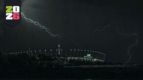 Fotografía de un estadio de fútbol en una tormenta eléctrica
