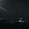 Fotografía de un estadio de fútbol en una tormenta eléctrica